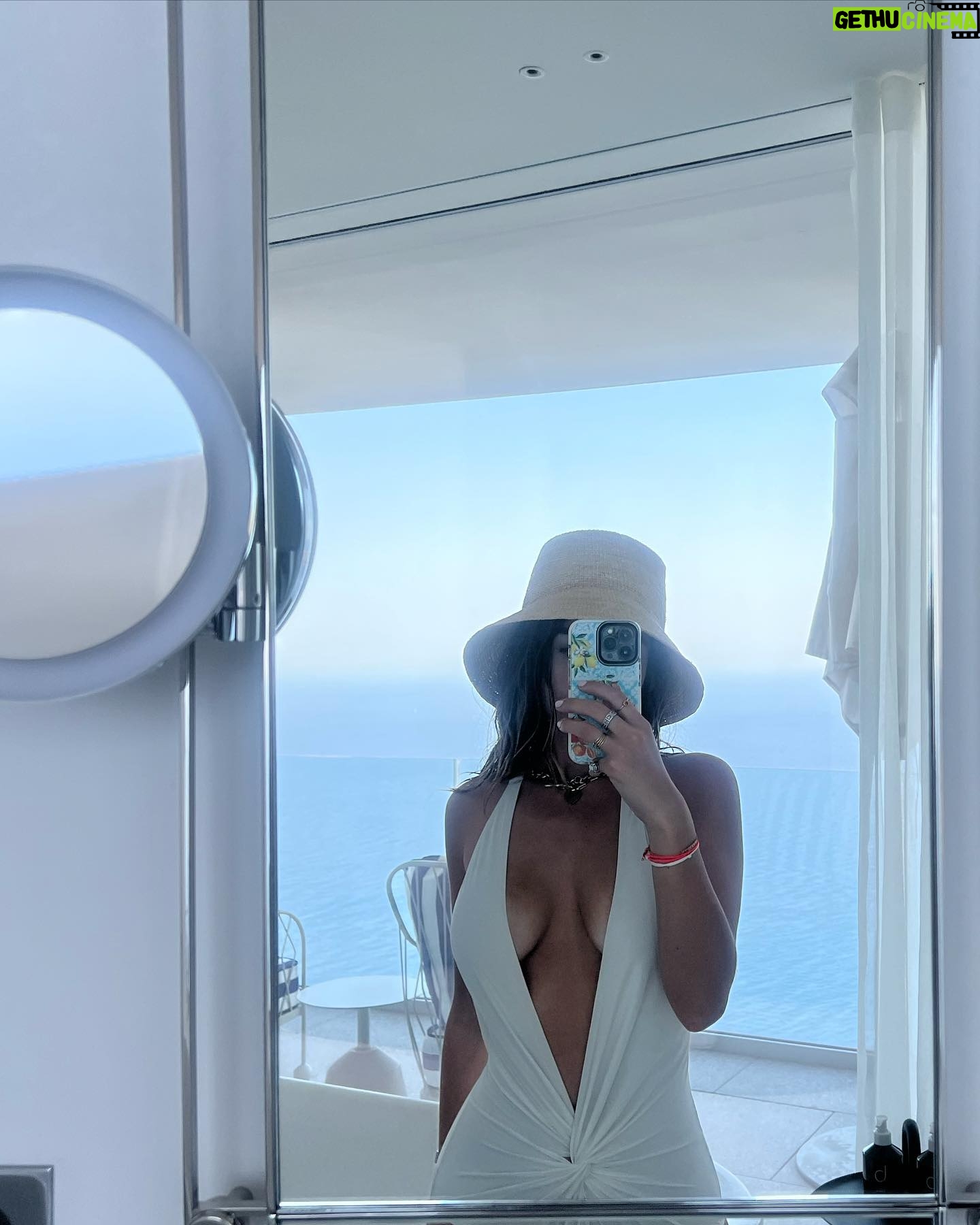 Sophie Levy - 2.9K Likes - Fresh off the redeye ✈️🥐