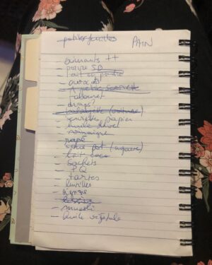Sophie-Marie Larrouy Instagram - Je vous ai demandé de m’envoyer vos listes de courses, j’ai reçu 500 (cinq cent) mails, et j’ai l’impression d’avoir fait une soirée pyj chez chacun•e d’entre vous pendant laquelle vous m’avez dit « dentifrice faut que tu prennes un nouveau regarde en dessous dans le meuble de salle de bain » tout ça pour dire : merci pour votre écoute active de #alarechercheduthonalacatalane on arrive bientôt aux 100k écoutes en 3 semaines c’est : plaisant 🛒❤️💦