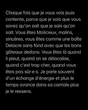 Sophie-Marie Larrouy Instagram - @abientotdeterevoir devient une copie double puisqu'à partir de lundi vous aurez accès bimensuellement à l'audioguide mais aussi à une émission filmée disponible sur France.tv et @francetvslash. Jamais j'aurais pensé aimer un travail 4 ans d'affilée dont deux de confinements. Ça va être : bizarre, comme nous touxtes, dur dehors on tombe pas une larme le corps est humecté, et je vais avoir besoin de vous pour qu'on prenne une bonne fois pour toutes les clés de la boutique. Merci à vous, @bingeaudio, @anais_4n4is 🇩🇿, @joelronez, Naomi, @quentinbresson @atypicprod et les gadgi de @francetvslash 
Allez ça part en prod 🦺🦷👄🦅