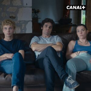 Sophie-Marie Larrouy Instagram - Des gens bien ordinaires, une série d’auto fiction écrite et réalisée par @ovidieraziel. @jeremygillet y joue un minet 90’s qui devient un peu par hasard la coqueluche de l’industrie du X, alors que lui il voulait juste faire chier son monde. Tous les codes du sexisme y sont mais comme Ovidie est rusée elle a inversé les genres pour qu’on se rende bien compte de ce que ça ferait si la chair fraîche c’était les hommes. Et comme on est en tandem à la vie à la race, elle m’a donné les clés pour représenter tout ce qu’on déteste dans l’impunité heteropatriarcale. Pendant un mois j’ai maté, je me suis pas privée, j’ai mangé la bouche ouverte et j’ai mis la main dans le slip et dans le cambouis. Je vous invite à regarder cette dystopie (vous allez trouver des codes @canalplus j’ai confiance) la fin met des frissons d’espoir, l’image est folle, les acteurs franchement tous des cracks, comme on aurait dit en 99. Nous on a fait notre job, si vous faites le votre en regardant, on peut faire une saison 2 🔌

🅳🅸🆂🅿🅾 🆂🆄🆁 🅼🆈🅲🅰🅽🅰🅻