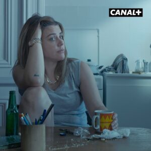 Sophie-Marie Larrouy Instagram - Des gens bien ordinaires, une série d’auto fiction écrite et réalisée par @ovidieraziel. @jeremygillet y joue un minet 90’s qui devient un peu par hasard la coqueluche de l’industrie du X, alors que lui il voulait juste faire chier son monde. Tous les codes du sexisme y sont mais comme Ovidie est rusée elle a inversé les genres pour qu’on se rende bien compte de ce que ça ferait si la chair fraîche c’était les hommes. Et comme on est en tandem à la vie à la race, elle m’a donné les clés pour représenter tout ce qu’on déteste dans l’impunité heteropatriarcale. Pendant un mois j’ai maté, je me suis pas privée, j’ai mangé la bouche ouverte et j’ai mis la main dans le slip et dans le cambouis. Je vous invite à regarder cette dystopie (vous allez trouver des codes @canalplus j’ai confiance) la fin met des frissons d’espoir, l’image est folle, les acteurs franchement tous des cracks, comme on aurait dit en 99. Nous on a fait notre job, si vous faites le votre en regardant, on peut faire une saison 2 🔌

🅳🅸🆂🅿🅾 🆂🆄🆁 🅼🆈🅲🅰🅽🅰🅻