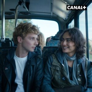 Sophie-Marie Larrouy Instagram - Des gens bien ordinaires, une série d’auto fiction écrite et réalisée par @ovidieraziel. @jeremygillet y joue un minet 90’s qui devient un peu par hasard la coqueluche de l’industrie du X, alors que lui il voulait juste faire chier son monde. Tous les codes du sexisme y sont mais comme Ovidie est rusée elle a inversé les genres pour qu’on se rende bien compte de ce que ça ferait si la chair fraîche c’était les hommes. Et comme on est en tandem à la vie à la race, elle m’a donné les clés pour représenter tout ce qu’on déteste dans l’impunité heteropatriarcale. Pendant un mois j’ai maté, je me suis pas privée, j’ai mangé la bouche ouverte et j’ai mis la main dans le slip et dans le cambouis. Je vous invite à regarder cette dystopie (vous allez trouver des codes @canalplus j’ai confiance) la fin met des frissons d’espoir, l’image est folle, les acteurs franchement tous des cracks, comme on aurait dit en 99. Nous on a fait notre job, si vous faites le votre en regardant, on peut faire une saison 2 🔌

🅳🅸🆂🅿🅾 🆂🆄🆁 🅼🆈🅲🅰🅽🅰🅻