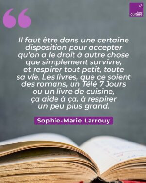 Sophie-Marie Larrouy Instagram - 📚 Que trouve-t-on dans la bibliothèque de @sophiemarielarrouy ? De nombreux personnages féminins, sous la plume de Faïza Guène, Annie Ernaux ou Prosper Mérimée... et même un dictionnaire des synonymes !

💬 L’autrice, comédienne, journaliste, productrice de podcasts, embarque le #bookclubculture dans ses rayonnages, avec ce sens de la formule, ce goût du langage qui irrigue toutes les facettes de son travail.

🎧 Une émission à retrouver via le lien bio ou sur l’appli @radiofrance.☝️

📷 @delphghosa_photographe 🙏

🤦🏻 Avec toutes nos excuses pour la malheureuse coquille qui s m’est glissée dans le post : il faut lire Faïza Guène bien évidemment ! 🙏

#bookclubculture #franceculture #clubdelecture #livres #litterature #radio #podcast #podcastlitteraire #bookstagram #instalivre #centrenationaldulivre #cnl
#danslabibliothequede #sophiemarielarrouy