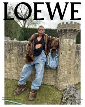 Sophie Wilde Instagram - Sophie Wilde in the LOEWE Fall Winter 2024 precollection campaign.

Photography Juergen Teller
Creative direction Jonathan Anderson
Creative partner Dovile Drizyte
Styling Benjamin Bruno
Hair Keisuke Terada
Make up Daniel Sallstrom
Nails Ama Quashie
Production Holmes Production

#LOEWE
#LOEWEFW24