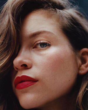 Sophie Cookson Instagram - 🖤 @schonmagazine photography @benjaminmadgwick makeup @ewtmakeup hair @dayaruci styling @katiefelstead 🖤