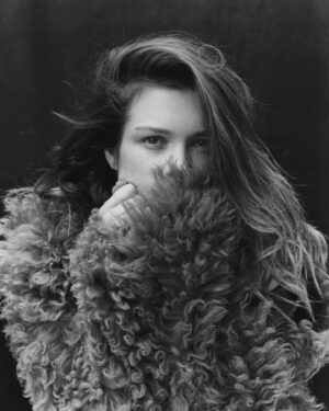 Sophie Cookson Instagram - 🖤 @schonmagazine photography @benjaminmadgwick makeup @ewtmakeup hair @dayaruci styling @katiefelstead 🖤