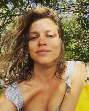 Sophie Cookson Instagram - 💛…