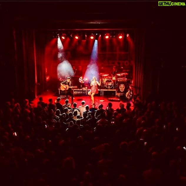 Sophie Ellis-Bextor Instagram - ❤️❤️⚡️Prague! Vienna! Zurich! Milan! What a joy this tour has been. Heart full. Xxx