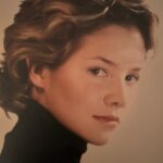Sophie Grégoire Instagram – Me voici à l’aube de ma vingtaine…
Que voyez-vous quand vous vous observez dans le miroir? Soyez honnête. Êtes-vous en paix avec votre image sans rien vouloir changer? Êtes vous bien à l’intérieur de vous-même? 
Je me souviens de m’être pesée plusieurs fois par jour, tous les jours, pendant des années  lorsque je souffrais de désordres alimentaires. 
Notre culture populaire encourage et récompense la trahison de soi. On refuse de vieillir physiquement, on veut être plus parfait, plus performant, plus intelligent, plus connu, plus aimé. On veut ressembler aux autres plus qu’à soi-même. Pour compenser, on développe des traits de personnalité pour se “préserver”. Et qu’en est-il de toute la sagesse, l’acceptation, la maturité et la beauté de notre vraie nature? On l’enfouie en s’engourdissant par différents moyens. Il ne faut pas avoir peur de rentrer en connection avec soi-même. Ça s’apprend, avec la patience, la conscience et le temps…si on choisit de s’aimer et de s’accepter. Et là, se cachent de profondes leçons de vie qui nous enseignent comment mieux évoluer en tant que personne et en tant que société. 
C’est la semaine de la sensibilisation aux troubles alimentaires. Ce sont des maladies mentales et on n’en fait pas le choix! Des millions de Canadiens(nes) et 300 000 Québécois sont à risque d’en developper. Anorexie, boulimie, orthorexie, bigorexie et plus encore; ce ne sont que la pointe de l’iceberg d’une grande douleur intérieure . Pour en apprendre plus et si vous souffrez ou connaissez quelqu’un qui a besoin d’aide, adressez-vous à vos organismes communautaires ACSM à travers le pays et au Québec: BACA, ANEB. Consultez les liens dans ma bio.