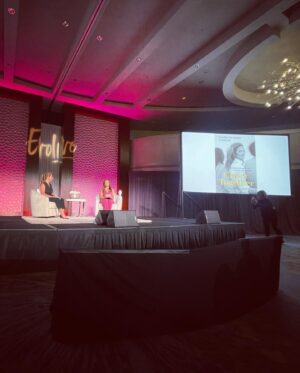 Sophie Grégoire Instagram - Happy Thanksgiving loves! Just flew with my fairy Ella to attend and story-share on stage at Dr Shefali’s incredible Evolve Summit. It is a day to be grateful and I feel deeply touched by all the extraordinary beings I met there who were ready to break open and better understand the unhealthy ego in order to become wiser parents and live our lives more consciously. Can’t wait to reunite with the whole family very soon around a home-cooked meal! Blessings to all of you and your loved ones…

Joyeuse Action de Grâce! Un week-end rempli de reconnaissance…Ella et moi, on s’est envolé vers l’incroyable Sommet « Evolve » du Dr.Shefali. J’y ai rencontré des gens extraordinaires des 4 coins de la planète qui étaient prêts à briser le moule dans lesquels résident nos traumatismes et mieux comprendre « l’égo malsain » . Que de profonds apprentissages qui nous permettent de mener nos vies et toutes nos relations avec une conscience plus aiguisée, et une bonne dose de vulnérabilité et de courage. J’ai bien hâte de retrouver toute la famille réunie autour de la table sous peu! Tout le meilleur à vous et vos proches…