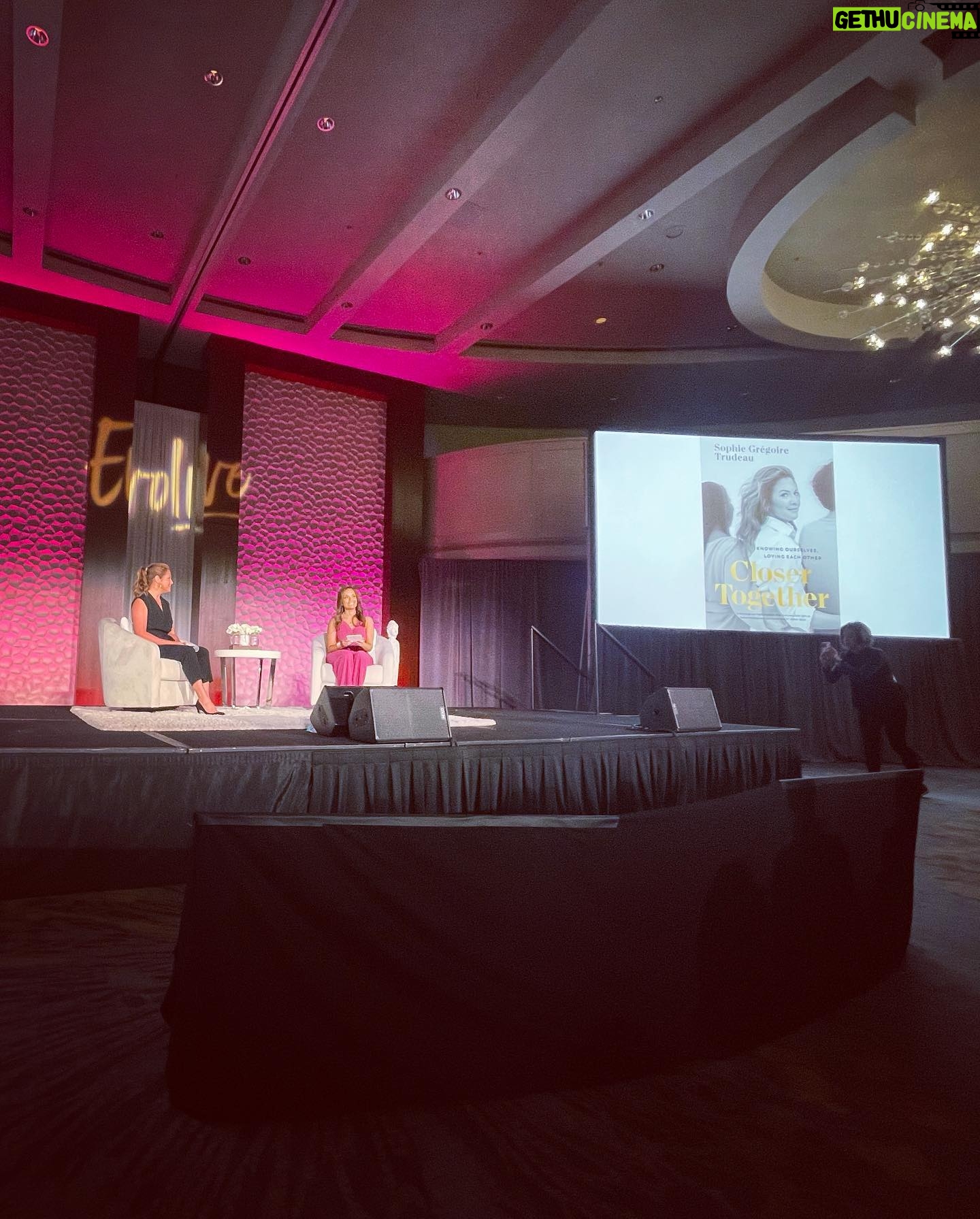 Sophie Grégoire - 6.9K Likes - Happy Thanksgiving loves! Just flew with my fairy Ella to attend and story-share on stage at Dr Shefali’s incredible Evolve Summit. It is a day to be grateful and I feel deeply touched by all the extraordinary beings I met there who were ready to break open and better understand the unhealthy ego in order to become wiser parents and live our lives more consciously. Can’t wait to reunite with the whole family very soon around a home-cooked meal! Blessings to all of you and your loved ones…
Joyeuse Action de Grâce! Un week-end rempli de reconnaissance…Ella et moi, on s’est envolé vers l’incroyable Sommet « Evolve » du Dr.Shefali. J’y ai rencontré des gens extraordinaires des 4 coins de la planète qui étaient prêts à briser le moule dans lesquels résident nos traumatismes et mieux comprendre « l’égo malsain » . Que de profonds apprentissages qui nous permettent de mener nos vies et toutes nos relations avec une conscience plus aiguisée, et une bonne dose de vulnérabilité et de courage. J’ai bien hâte de retrouver toute la famille réunie autour de la table sous peu! Tout le meilleur à vous et vos proches…