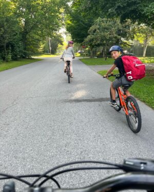 Sophie Grégoire Instagram - Time flies. My little buddy is entering 4th grade! As we all biked him to school together… I was thinking… no matter what life throws at you: the wheels must keep churning! Whatever awaits you this year, remember you can overcome anything and you don’t need to be alone to do it either!
🚴‍♀️ 📚 
Le temps file à vive allure…mon petit (grand) coco commence la 4e année! On a fait une balade en famille en vélo pour se rendre à l’école et je réfléchissais…peu importe ce que la vie nous réserve, la roue continue de tourner et on peut surmonter n’importe quoi si l’on se fait confiance et si on s’entoure de gens qui veulent notre bien. Bonne rentrée tout le monde!