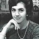 Sophie Grégoire Instagram – Je viens d’apprendre le départ d’une grande dame de la scène et de la culture québécoise et canadienne: Renée Hudon. 
Mon dernier post avant celui-ci célébrait, entre autre, le dévouement et le sacrifice de mon grand-oncle qui a perdu la vie en 1944 en tant que lieutenant d’un régiment Canadien. Quel est le lien vous direz? 
Et bien la mère biologique de Renée, Irène, était le grand amour de mon grand-oncle Robert Grégoire!
Son frère (et un autre de mes grand-oncle) Gaston Grégoire a bien connu Irène et a confirmé à Renée la grande histoire d’amour entre Robert et Irène. 
J’ai eu la chance de parler à Renée Hudon à quelques reprises aux cours des dernières années et c’était une femme aux multiples talents qui maîtrisait la langue française avec tant de respect et d’amour. Elle avait un cœur tendre et généreux. À toi chère Renée, et à toute ta famille et celles et ceux qu’ils ont aimé, je vous envoie mes sincères sympathies. Bon repos….
Si vous voulez vous aussi être chavirés par le parcours fascinant de Renée Hudon, une enfant adoptée qui a retrouvé sa mère biologique, je vous encourage d’écouter le balado suivant dans ma bio.