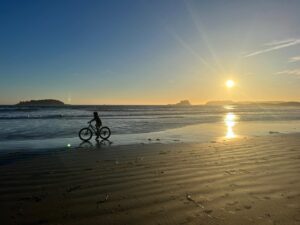 Sophie Grégoire Instagram - Being in contact with Nature’s elements is a natural detoxing process for the mind and body all on its own. 
After almost two decades later since my first visit, the raw beauty of Tofino still takes my breath away. Just a couple of days spent as a family surfing the waves, biking, hiking, fishing, sunset gazing or bathing in sustainably harvested seaweed within Canada's first recognized Tribal Park (thanks to Moon Jelly Bathhouse) it was a pure blessing! Back to school and work is around the corner but let’s stretch it out as much as possible! Happy end of summer everyone.🌞 #moonjellybathhouse 

Respirer l’air frais et me sentir libre en pleine nature c’est comme une cure en soi! Cela fait presque 20 ans depuis ma première visite à Tofino et son immense beauté ne cesse de m’époustoufler. Quelques jours passés en famille à surfer les vagues, faire du vélo, partir en randonnée, à pêcher, à contempler le coucher du soleil ou à se baigner dans des algues récoltées de manière durable dans le premier parc tribal reconnu au Canada (merci à Moon Jelly Bathhouse) c’était une pure bénédiction ! La rentrée scolaire et le travail arrivent à grands pas, profitons-en encore au maximum! Bonne fin d'été à tous. 🌞