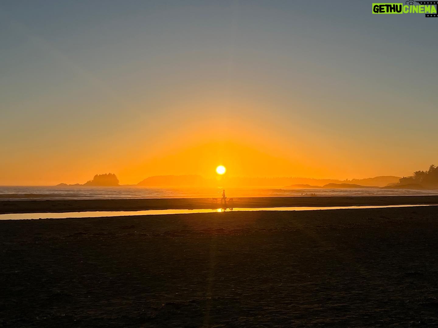 Sophie Grégoire - 18.1K Likes - Being in contact with Nature’s elements is a natural detoxing process for the mind and body all on its own.
After almost two decades later since my first visit, the raw beauty of Tofino still takes my breath away. Just a couple of days spent as a family surfing the waves, biking, hiking, fishing, sunset gazing or bathing in sustainably harvested seaweed within Canada's first recognized Tribal Park (thanks to Moon Jelly Bathhouse) it was a pure blessing! Back to school and work is around the corner but let’s stretch it out as much as possible! Happy end of summer everyone.🌞 #moonjellybathhouse
Respirer l’air frais et me sentir libre en pleine nature c’est comme une cure en soi! Cela fait presque 20 ans depuis ma première visite à Tofino et son immense beauté ne cesse de m’époustoufler. Quelques jours passés en famille à surfer les vagues, faire du vélo, partir en randonnée, à pêcher, à contempler le coucher du soleil ou à se baigner dans des algues récoltées de manière durable dans le premier parc tribal reconnu au Canada (merci à Moon Jelly Bathhouse) c’était une pure bénédiction ! La rentrée scolaire et le travail arrivent à grands pas, profitons-en encore au maximum! Bonne fin d'été à tous. 🌞