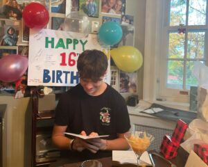 Sophie Grégoire Instagram - My beautiful pudgy big buddy is now 16! What a privilege it is to see you grow… keep trusting your intuition and unfolding your wings my son.

In guiding love, mama Sophie
❤️
Mon gros toutou d’amour a maintenant 16 ans! C’est un privilège de te voir étendre tes propres ailes. Suis ton intuition et ouvre ton cœur mon fils.

Ta maman qui t’aime, Sophie