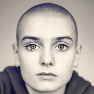 Sophie Grégoire Instagram - “Her ocean eyes. Her glowing smile. Her fierceness and defiance. And woman, did I ever sing, weep and dance ever so close to another held by the rhythm of your words and music! 
I know life was hard. I know you suffered. We hold you, your talent and the echoes of your ethereal voice within us. No one will ever compare to you Sinead. Watch over us sister…” 

“Ses yeux bleus océan, son sourire franc et ravageur, sa force et son esprit rebelle; j’ai tant chanté, pleuré et dansé trop collée au rythme de ta musique et tes paroles ! Je sais que tu as souffert et que ta vie a été dure. On garde en nous l’écho de ta voix d’ange. Personne ne se compare à toi, Sinead. Veille sur nous chère sœur…”