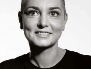 Sophie Grégoire Instagram - “Her ocean eyes. Her glowing smile. Her fierceness and defiance. And woman, did I ever sing, weep and dance ever so close to another held by the rhythm of your words and music! 
I know life was hard. I know you suffered. We hold you, your talent and the echoes of your ethereal voice within us. No one will ever compare to you Sinead. Watch over us sister…” 

“Ses yeux bleus océan, son sourire franc et ravageur, sa force et son esprit rebelle; j’ai tant chanté, pleuré et dansé trop collée au rythme de ta musique et tes paroles ! Je sais que tu as souffert et que ta vie a été dure. On garde en nous l’écho de ta voix d’ange. Personne ne se compare à toi, Sinead. Veille sur nous chère sœur…”