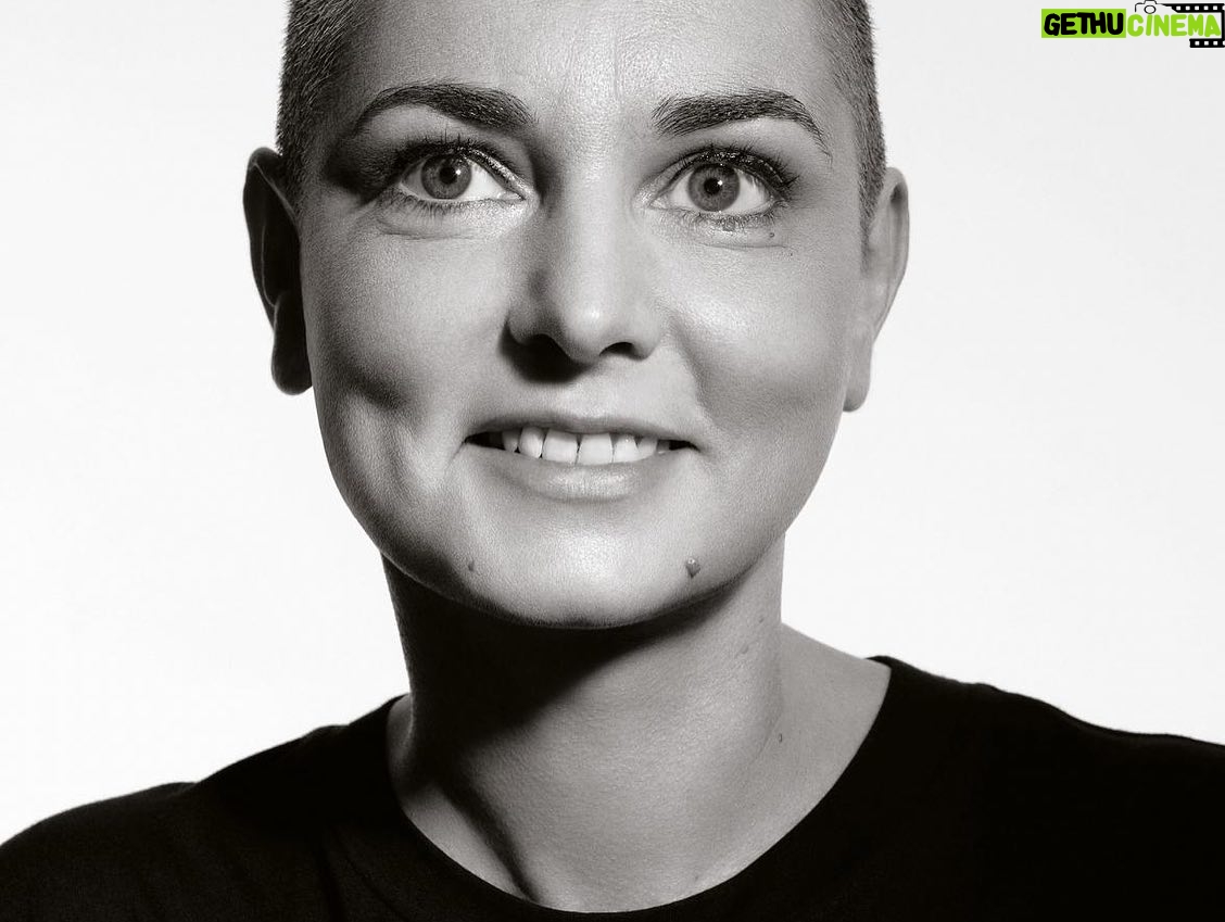 Sophie Grégoire - 10.7K Likes - “Her ocean eyes. Her glowing smile. Her fierceness and defiance. And woman, did I ever sing, weep and dance ever so close to another held by the rhythm of your words and music!
I know life was hard. I know you suffered. We hold you, your talent and the echoes of your ethereal voice within us. No one will ever compare to you Sinead. Watch over us sister…”
“Ses yeux bleus océan, son sourire franc et ravageur, sa force et son esprit rebelle; j’ai tant chanté, pleuré et dansé trop collée au rythme de ta musique et tes paroles ! Je sais que tu as souffert et que ta vie a été dure. On garde en nous l’écho de ta voix d’ange. Personne ne se compare à toi, Sinead. Veille sur nous chère sœur…”