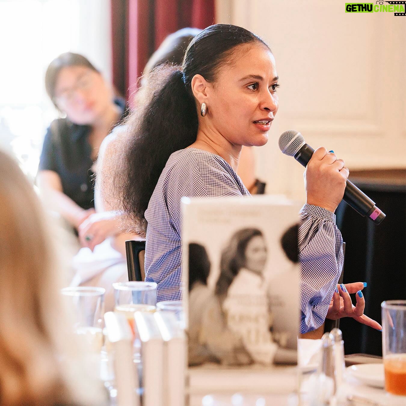 Sophie Grégoire Instagram - The circle of sisterhood is strong! Last week I had the opportunity to visit Boston to speak with a packed room of women who together could change the world, brought together by the brilliant @linda_pizzuti. Over lunch we shared our stories and struggles - and most importantly: HOPE. I am so thankful to have been in community with you all, and for you taking time out of your busy lives to learn about how we can better ourselves to affect those around us. The lunch ended with a special treat I mentioned in my book: “Dad’s” oatmeal cookies - a favorite Canadian snack from growing up with my dad!
Thank you, Linda, for all your hospitality - and to all the women and allies I got to meet - I look forward to sharing space with you again soon! See you on the path, Sophie.
