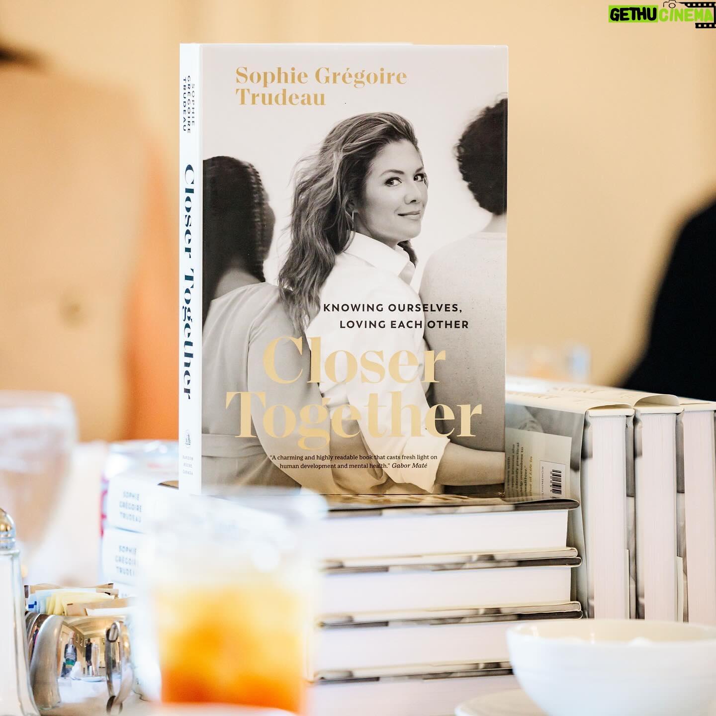 Sophie Grégoire Instagram - The circle of sisterhood is strong! Last week I had the opportunity to visit Boston to speak with a packed room of women who together could change the world, brought together by the brilliant @linda_pizzuti. Over lunch we shared our stories and struggles - and most importantly: HOPE. I am so thankful to have been in community with you all, and for you taking time out of your busy lives to learn about how we can better ourselves to affect those around us. The lunch ended with a special treat I mentioned in my book: “Dad’s” oatmeal cookies - a favorite Canadian snack from growing up with my dad!
Thank you, Linda, for all your hospitality - and to all the women and allies I got to meet - I look forward to sharing space with you again soon! See you on the path, Sophie.
