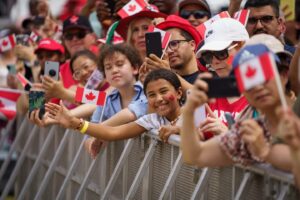 Sophie Grégoire Instagram - Life is tough. No doubt about it. Everyone has their troubles, no matter what your story is. Today, on Canada Day, I invite you to reflect on how your own life impacts others’. Our collective growth depends on our capacity for compassion, openness, and courage. It relies on the respect we show each other through our differences. Canada is us. We are the fabric of our country. So let’s build strong threads of connection between ourselves. Let’s lean into each other, listen deeply, remain curious, and always help the most vulnerable. Let’s lead by example and be honest. Let’s look at our wounds and help each other heal and grow. This is my Canada. This is our Canada. Happy Canada Day!
🇨🇦❤️🤝
La vie est dure. Personne n’en doute. Chacun a ses difficultés, peu importe son histoire. Aujourd’hui, en cette fête du Canada, je vous invite à réfléchir sur l’influence que vous avez sur la vie des autres. Notre épanouissement collectif dépend de notre capacité à faire preuve de compassion, d’ouverture et de courage. Et aussi du respect que chacun témoigne aux autres dans la différence. Le Canada, c’est nous. Nous sommes l’étoffe même de ce pays. Alors, resserrons les mailles entre nous. Appuyons-nous les uns sur les autres, écoutons attentivement, restons curieux et aidons toujours les plus vulnérables. On a tout pour servir d’exemple au reste du monde et inspirer les autres. Ensemble, on peut panser nos blessures et s’entraider et évoluer! C’est ça, mon Canada. Notre Canada. Bonne fête du Canada!