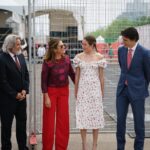 Sophie Grégoire Instagram - Life is tough. No doubt about it. Everyone has their troubles, no matter what your story is. Today, on Canada Day, I invite you to reflect on how your own life impacts others’. Our collective growth depends on our capacity for compassion, openness, and courage. It relies on the respect we show each other through our differences. Canada is us. We are the fabric of our country. So let’s build strong threads of connection between ourselves. Let’s lean into each other, listen deeply, remain curious, and always help the most vulnerable. Let’s lead by example and be honest. Let’s look at our wounds and help each other heal and grow. This is my Canada. This is our Canada. Happy Canada Day! 🇨🇦❤️🤝 La vie est dure. Personne n’en doute. Chacun a ses difficultés, peu importe son histoire. Aujourd’hui, en cette fête du Canada, je vous invite à réfléchir sur l’influence que vous avez sur la vie des autres. Notre épanouissement collectif dépend de notre capacité à faire preuve de compassion, d’ouverture et de courage. Et aussi du respect que chacun témoigne aux autres dans la différence. Le Canada, c’est nous. Nous sommes l’étoffe même de ce pays. Alors, resserrons les mailles entre nous. Appuyons-nous les uns sur les autres, écoutons attentivement, restons curieux et aidons toujours les plus vulnérables. On a tout pour servir d’exemple au reste du monde et inspirer les autres. Ensemble, on peut panser nos blessures et s’entraider et évoluer! C’est ça, mon Canada. Notre Canada. Bonne fête du Canada!