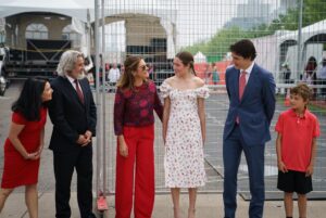 Sophie Grégoire Instagram - Life is tough. No doubt about it. Everyone has their troubles, no matter what your story is. Today, on Canada Day, I invite you to reflect on how your own life impacts others’. Our collective growth depends on our capacity for compassion, openness, and courage. It relies on the respect we show each other through our differences. Canada is us. We are the fabric of our country. So let’s build strong threads of connection between ourselves. Let’s lean into each other, listen deeply, remain curious, and always help the most vulnerable. Let’s lead by example and be honest. Let’s look at our wounds and help each other heal and grow. This is my Canada. This is our Canada. Happy Canada Day!
🇨🇦❤️🤝
La vie est dure. Personne n’en doute. Chacun a ses difficultés, peu importe son histoire. Aujourd’hui, en cette fête du Canada, je vous invite à réfléchir sur l’influence que vous avez sur la vie des autres. Notre épanouissement collectif dépend de notre capacité à faire preuve de compassion, d’ouverture et de courage. Et aussi du respect que chacun témoigne aux autres dans la différence. Le Canada, c’est nous. Nous sommes l’étoffe même de ce pays. Alors, resserrons les mailles entre nous. Appuyons-nous les uns sur les autres, écoutons attentivement, restons curieux et aidons toujours les plus vulnérables. On a tout pour servir d’exemple au reste du monde et inspirer les autres. Ensemble, on peut panser nos blessures et s’entraider et évoluer! C’est ça, mon Canada. Notre Canada. Bonne fête du Canada!