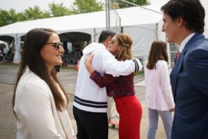 Sophie Grégoire Instagram - Life is tough. No doubt about it. Everyone has their troubles, no matter what your story is. Today, on Canada Day, I invite you to reflect on how your own life impacts others’. Our collective growth depends on our capacity for compassion, openness, and courage. It relies on the respect we show each other through our differences. Canada is us. We are the fabric of our country. So let’s build strong threads of connection between ourselves. Let’s lean into each other, listen deeply, remain curious, and always help the most vulnerable. Let’s lead by example and be honest. Let’s look at our wounds and help each other heal and grow. This is my Canada. This is our Canada. Happy Canada Day!
🇨🇦❤️🤝
La vie est dure. Personne n’en doute. Chacun a ses difficultés, peu importe son histoire. Aujourd’hui, en cette fête du Canada, je vous invite à réfléchir sur l’influence que vous avez sur la vie des autres. Notre épanouissement collectif dépend de notre capacité à faire preuve de compassion, d’ouverture et de courage. Et aussi du respect que chacun témoigne aux autres dans la différence. Le Canada, c’est nous. Nous sommes l’étoffe même de ce pays. Alors, resserrons les mailles entre nous. Appuyons-nous les uns sur les autres, écoutons attentivement, restons curieux et aidons toujours les plus vulnérables. On a tout pour servir d’exemple au reste du monde et inspirer les autres. Ensemble, on peut panser nos blessures et s’entraider et évoluer! C’est ça, mon Canada. Notre Canada. Bonne fête du Canada!