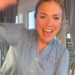 Sophie Grégoire Instagram – Wow, what an amazing first week of sharing #CloserTogether with the world! 

I am so touched by everyone who has come out to support me, the book and to start learning the tools to develop better self-knowledge, insight into the workings of our brain and wirings of our personality. My hope is that through this understanding we can all learn, heal and grow from our suffering. The world needs this more than ever!

The book tour continues this week in New York, Washington DC, Boston & Ottawa – tickets & more info at the link in my bio!

* * * * *

Wow, quelle incroyable première semaine de sortie du livre #Entre nous.

Je suis tellement touchée par tous ceux qui sont venus me soutenir, qui lisent le livre et me font part de leur appréciation. J’espère que grâce aux outils contenus dans ce livre, nous pourrons tous apprendre, guérir et grandir de nos souffrances. Le monde en a plus que jamais besoin !

La tournée de lancement se poursuit cette semaine à New York, Washington DC, Boston et Ottawa – billets et plus d’informations sur le lien dans ma bio !