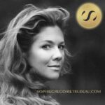 Sophie Grégoire Instagram – Friends! I’m so excited to announce my brand new website, www.sophiegregoiretrudeau.com. Visit the link in my bio to learn a little bit more about my new book Closer Together, what I’ve been up to and how we can grow a nourishing community! I can’t wait to learn more about you when you SIGN UP up for my mailing list so we can stay in touch! Lots more exciting things to come soon!
Je suis vraiment emballée d’annoncer mon nouveau site web, www.sophiegregoiretrudeau.com. Consultez le lien dans ma bio pour en savoir un peu plus sur mon nouveau livre Entre nous, sur ce que j’ai fait récemment et sur comment nous pouvons bâtir une communauté enrichissante ! Je suis impatiente d’en savoir plus sur vous lorsque vous vous INSCRIVEZ à ma liste de diffusion pour que nous puissions rester en contacts. Plein d’autres choses passionnantes à venir bientôt !