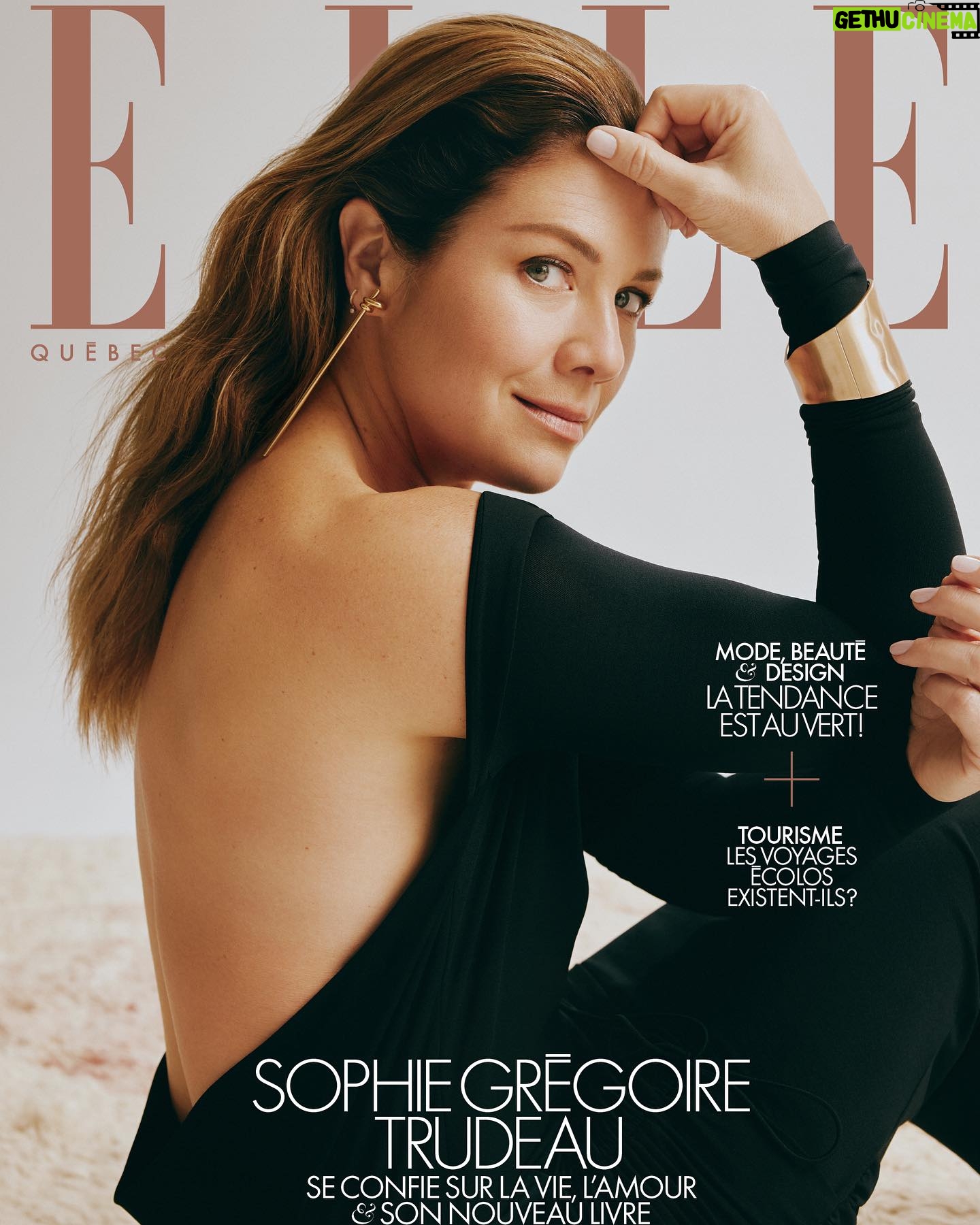 Sophie Grégoire - 6.2K Likes - La vie, c’est du sérieux, mais il faut aussi savoir jouer quand vient notre tour! @ellequebec et @ellecanada m’ont offert une belle liberté créative dans la préparation d’une lignée de parutions en vue de mon lancement de livre.
On s’est amusé le temps d’une journée mais on a aussi discuté d’enjeux de bien-être, de relations interpersonnelles et de famille. J’aurai encore plus à partager avec vous et à bâtir ENTRE NOUS (oui, c’est le titre de mon livre!). À lire ou à écouter sous peu!
Photographie @mariehrainville
Direction artistique @samputhputh
Stylisme @narimanj
Maquillage @genevievelenneville
Coiffure @emybeautyyy
Stylisme décor @lisa.cyang
Production @claudiaguy
Assistants à la photographie Axel Palomares et William Cole
Assistantes au stylisme Edoh Agbetossou et Raph Simard
Assistante au stylisme décor Diane Kim-Lim
Éditrice @sophiebanford
Rédactrice en chef @joannafox
Sophie porte une robe @taniamartinstm , un bracelet RVZJY et une boucle d’oreille @fendi .
#elle #ellequebec #ellecover #sophiegregoire #aprilissue