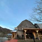 Sophie Grégoire Instagram – I might have dreamed this…Last evening, as the sun set over the Gatineau valley, I took my kids to Mother Nature, horses, friends and a classical music concert in a barn. It celebrated incredible local-and internationally acclaimed-talent and the beauty of Latin compositions under the theme 
« Gracias a la Vida ». We all felt so much gratitude to share this moment with the community and thanks to the Becke family from Ventura Hill farms for hosting it. 
Bravo Meghan Lindsay, soprano, Julia MacLaine, cello, Juan-Gabriel Olivares, clarinet and Carson Becke, piano. And most of all, Thank you…Life! 

J’ai peut-être rêvé? Hier soir, au coucher du soleil, les enfants et moi on s’est retrouvés près de Mère Nature, des chevaux, des amis et d’une magnifique grange dans laquelle s’est tenu un concert de musique classique avec des musiciens et artistes locaux dont le talent règne sur la scène internationale. Sous le thème de la reconnaissance envers la vie, « Gracias a la Vida » célébrait la profondeur des émotions humaines à travers des compositions latines. Merci à toute la communauté et à la famille Becke de Ventura Hill Farms d’avoir réuni tout ce beau monde! Bravo à Meghan Lindsay, soprano, Julia MacLaine, violoncelle , Juan-Gabriel Olivares, clarinette et Carson Becke, piano. Et surtout…merci…la Vie!