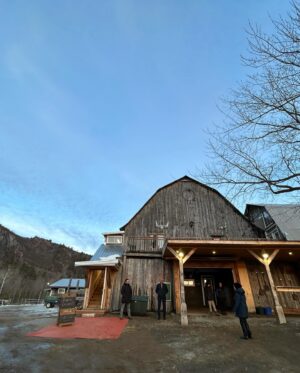 Sophie Grégoire Instagram - I might have dreamed this…Last evening, as the sun set over the Gatineau valley, I took my kids to Mother Nature, horses, friends and a classical music concert in a barn. It celebrated incredible local-and internationally acclaimed-talent and the beauty of Latin compositions under the theme 
« Gracias a la Vida ». We all felt so much gratitude to share this moment with the community and thanks to the Becke family from Ventura Hill farms for hosting it. 
Bravo Meghan Lindsay, soprano, Julia MacLaine, cello, Juan-Gabriel Olivares, clarinet and Carson Becke, piano. And most of all, Thank you…Life! 

J’ai peut-être rêvé? Hier soir, au coucher du soleil, les enfants et moi on s’est retrouvés près de Mère Nature, des chevaux, des amis et d’une magnifique grange dans laquelle s’est tenu un concert de musique classique avec des musiciens et artistes locaux dont le talent règne sur la scène internationale. Sous le thème de la reconnaissance envers la vie, « Gracias a la Vida » célébrait la profondeur des émotions humaines à travers des compositions latines. Merci à toute la communauté et à la famille Becke de Ventura Hill Farms d’avoir réuni tout ce beau monde! Bravo à Meghan Lindsay, soprano, Julia MacLaine, violoncelle , Juan-Gabriel Olivares, clarinette et Carson Becke, piano. Et surtout…merci…la Vie!