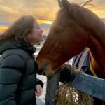 Sophie Grégoire Instagram – I might have dreamed this…Last evening, as the sun set over the Gatineau valley, I took my kids to Mother Nature, horses, friends and a classical music concert in a barn. It celebrated incredible local-and internationally acclaimed-talent and the beauty of Latin compositions under the theme 
« Gracias a la Vida ». We all felt so much gratitude to share this moment with the community and thanks to the Becke family from Ventura Hill farms for hosting it. 
Bravo Meghan Lindsay, soprano, Julia MacLaine, cello, Juan-Gabriel Olivares, clarinet and Carson Becke, piano. And most of all, Thank you…Life! 

J’ai peut-être rêvé? Hier soir, au coucher du soleil, les enfants et moi on s’est retrouvés près de Mère Nature, des chevaux, des amis et d’une magnifique grange dans laquelle s’est tenu un concert de musique classique avec des musiciens et artistes locaux dont le talent règne sur la scène internationale. Sous le thème de la reconnaissance envers la vie, « Gracias a la Vida » célébrait la profondeur des émotions humaines à travers des compositions latines. Merci à toute la communauté et à la famille Becke de Ventura Hill Farms d’avoir réuni tout ce beau monde! Bravo à Meghan Lindsay, soprano, Julia MacLaine, violoncelle , Juan-Gabriel Olivares, clarinette et Carson Becke, piano. Et surtout…merci…la Vie!