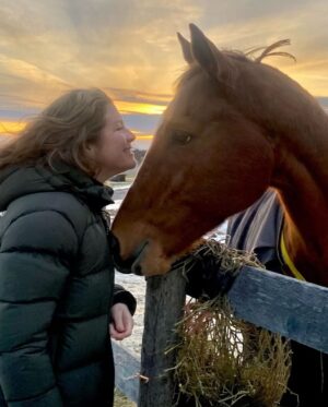 Sophie Grégoire Instagram - I might have dreamed this…Last evening, as the sun set over the Gatineau valley, I took my kids to Mother Nature, horses, friends and a classical music concert in a barn. It celebrated incredible local-and internationally acclaimed-talent and the beauty of Latin compositions under the theme 
« Gracias a la Vida ». We all felt so much gratitude to share this moment with the community and thanks to the Becke family from Ventura Hill farms for hosting it. 
Bravo Meghan Lindsay, soprano, Julia MacLaine, cello, Juan-Gabriel Olivares, clarinet and Carson Becke, piano. And most of all, Thank you…Life! 

J’ai peut-être rêvé? Hier soir, au coucher du soleil, les enfants et moi on s’est retrouvés près de Mère Nature, des chevaux, des amis et d’une magnifique grange dans laquelle s’est tenu un concert de musique classique avec des musiciens et artistes locaux dont le talent règne sur la scène internationale. Sous le thème de la reconnaissance envers la vie, « Gracias a la Vida » célébrait la profondeur des émotions humaines à travers des compositions latines. Merci à toute la communauté et à la famille Becke de Ventura Hill Farms d’avoir réuni tout ce beau monde! Bravo à Meghan Lindsay, soprano, Julia MacLaine, violoncelle , Juan-Gabriel Olivares, clarinette et Carson Becke, piano. Et surtout…merci…la Vie!