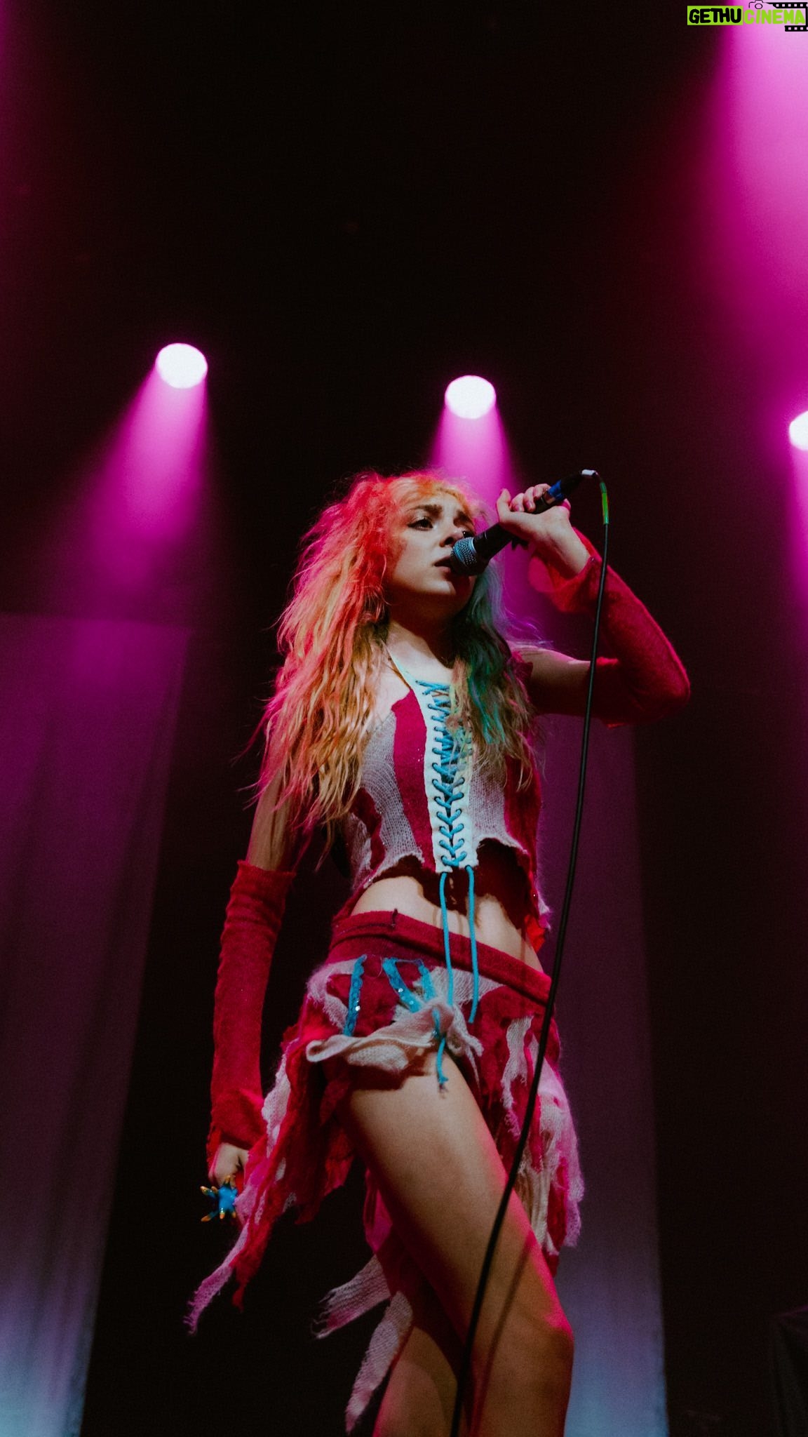 Sophie Luborsky Instagram - make friends in the comments 🩵🩷 @captured.byclxire 🎥 - - - - - - - - - #concert #livemusic #singersofinstagram #liveperformance #upcomingartist #singer #charlixcx #liveshow #liveconcert #concertvideo #reels #aesthetic #aespa #fancam #reelsinstagram