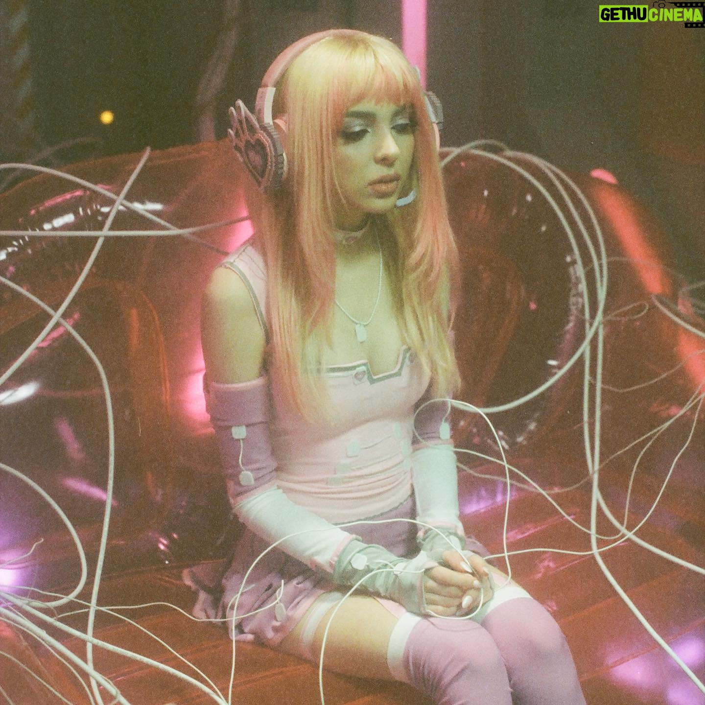 Sophie Luborsky Instagram - Obsessed drops Friday so here’s some bts pics 1st pic @poppy_shaw Every other pic @bychristophermichael - - Produced and creative directed by: @sophiep0wers Assistant Producer & 2nd AD: @tayloredgin Photos by : @bish.op 3D art: @saigeixe Videographer: @tommysavagekelly Bts and videography : @averagecowgirl Set Designers: @jadeddirections & @andiearbo Prop Fabrication: @Andiearbo Helmet fabrication: @suedeclacy
Art Department: @denisfagundes & @emlavengood Bts photographer: @bychristophermichael G&E BTS photos: @sashapaskal.cine G&E Team: @rake_ @poppy_shaw Hair: @Annabelle.cushman Wig: @shmeggsandbaconn MUA: alisonchristian.mua Costume Design: @clockworkbex Outfit design : @sophiep0wers @clockworkbex Location: @sci_fi_studios_ Amazing team: @atlanticrecords @tagmusic @mddnco