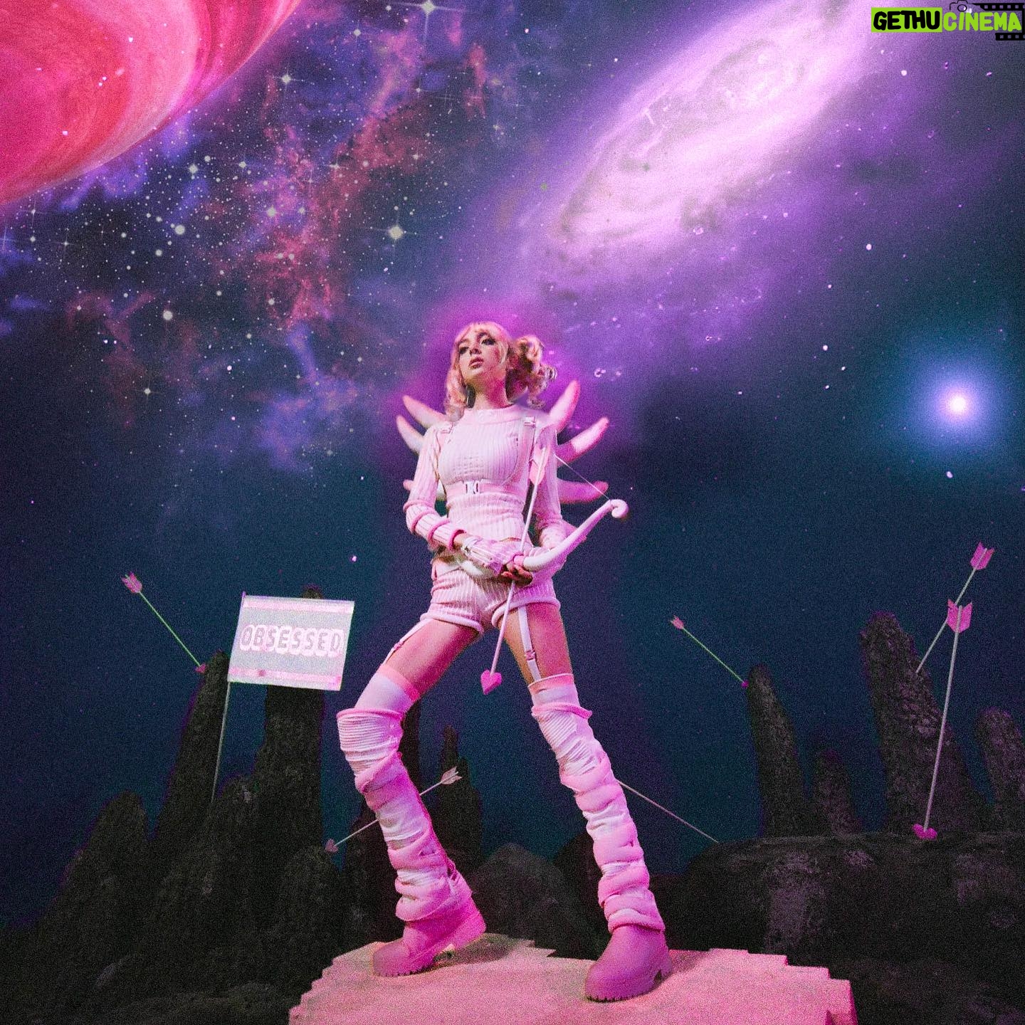 Sophie Luborsky Instagram - Obsessed drops Friday so here’s some bts pics 1st pic @poppy_shaw Every other pic @bychristophermichael - - Produced and creative directed by: @sophiep0wers Assistant Producer & 2nd AD: @tayloredgin Photos by : @bish.op 3D art: @saigeixe Videographer: @tommysavagekelly Bts and videography : @averagecowgirl Set Designers: @jadeddirections & @andiearbo Prop Fabrication: @Andiearbo Helmet fabrication: @suedeclacy
Art Department: @denisfagundes & @emlavengood Bts photographer: @bychristophermichael G&E BTS photos: @sashapaskal.cine G&E Team: @rake_ @poppy_shaw Hair: @Annabelle.cushman Wig: @shmeggsandbaconn MUA: alisonchristian.mua Costume Design: @clockworkbex Outfit design : @sophiep0wers @clockworkbex Location: @sci_fi_studios_ Amazing team: @atlanticrecords @tagmusic @mddnco