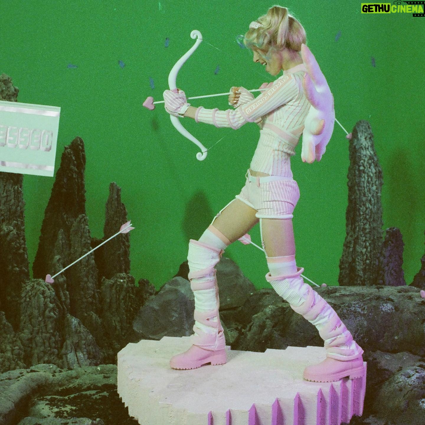 Sophie Luborsky Instagram - Obsessed drops Friday so here’s some bts pics 1st pic @poppy_shaw Every other pic @bychristophermichael - - Produced and creative directed by: @sophiep0wers Assistant Producer & 2nd AD: @tayloredgin Photos by : @bish.op 3D art: @saigeixe Videographer: @tommysavagekelly Bts and videography : @averagecowgirl Set Designers: @jadeddirections & @andiearbo Prop Fabrication: @Andiearbo Helmet fabrication: @suedeclacy
Art Department: @denisfagundes & @emlavengood Bts photographer: @bychristophermichael G&E BTS photos: @sashapaskal.cine G&E Team: @rake_ @poppy_shaw Hair: @Annabelle.cushman Wig: @shmeggsandbaconn MUA: alisonchristian.mua Costume Design: @clockworkbex Outfit design : @sophiep0wers @clockworkbex Location: @sci_fi_studios_ Amazing team: @atlanticrecords @tagmusic @mddnco