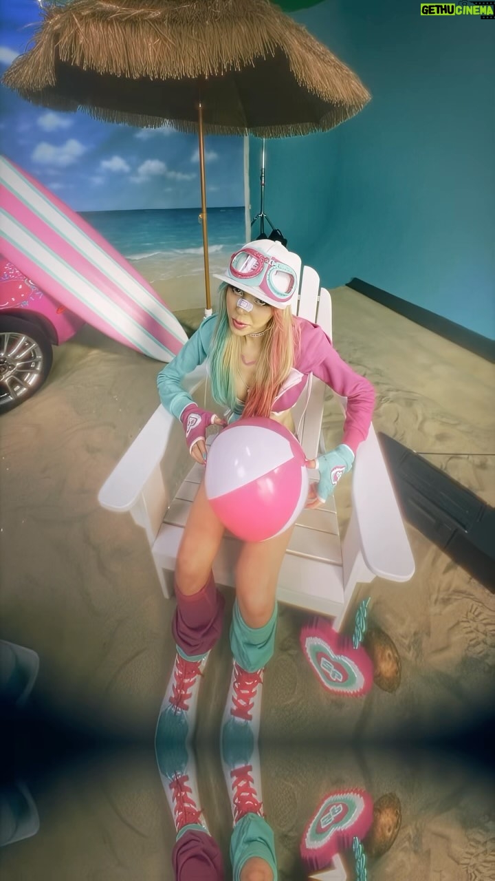 Sophie Luborsky Instagram - be honest how many times have you streamed this song 😚 @drclips #reels #reelsinstagram #summer #songlyrics #fashion #lgbtq #billieeilish #hyperpop #altpop #newmusic #popmusic #creative #artist #musicreels #explorereels #charlixcx #barbie #aesthetic #disco #nodoubt