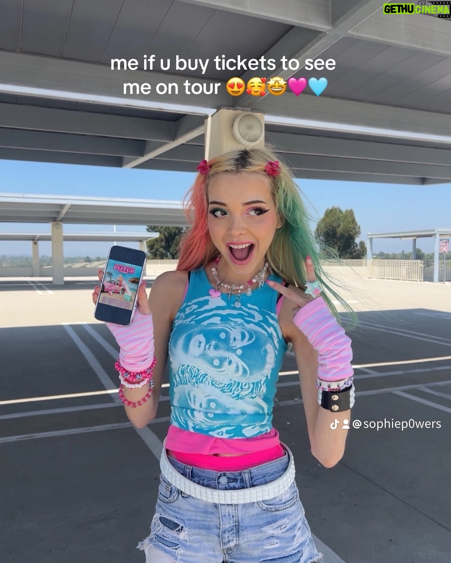 Sophie Luborsky Instagram - glitch summer !! π©΅π©· swipe to understand the assignment ππ€and lmk what city ur coming to π iβm so excited bjgdsegbkmbvyvklnvgpmyda - - - - - - - - - - - - - - - #alt #explore #altgirls