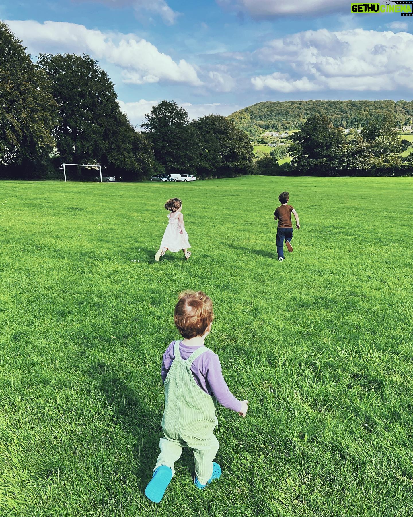 Sophie Rundle Instagram - Green apples and the last of this sweet, gentle, good for the soul summer.