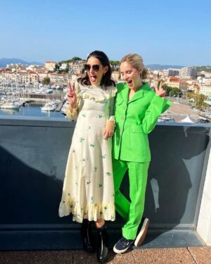 Sophie Rundle Instagram - Whistle-stop few days with some brilliant people and a lot of pretending not to be shocked by how much a room service coke costs 🌴🌞🎥

(With sincere apologies to @karl_willett who dressed me in a selection of beautiful outfits including an INCREDIBLE suit and shoe combo which I then butchered by putting my comfy old trainers back on before I had this picture taken.. 🍏😬)