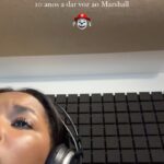Soraia Tavares Instagram - Dos stories para o feed porque as vossas reações têm sido muito engraçadas. Sim, sou a voz do Marshall, o cão bombeiro. Foi a primeira personagem de animação que dei voz, e já lá vão 10 anos :) E agora digam lá, o meu latido é bom, não é? 🤡 Feliz dia Mundial da Voz (que foi ontem ) #patrulhapata #dobragens #marshall