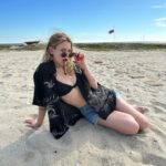 Sosie Bacon Instagram - Darmp. Bloating and tanning.
