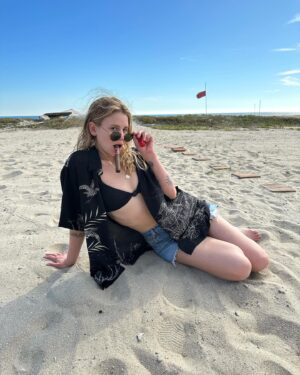 Sosie Bacon Instagram - Darmp. Bloating and tanning.