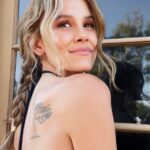 Sosie Bacon Instagram - Looking back with 😍 at this look created by the great @karayoshimotobua @rena.calhoun and @micahmarcus (but that dress broke so I wore something else lolll)
