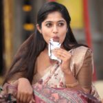 Soundarya Reddy Instagram - என்னாளும் உன் ஞாபகம். பேச வார்த்தை இல்லை.காண கண்கள் இல்லை.கவிதை சொல்ல மொழி இல்லை. ICE CREAM VENUMA🍦😜