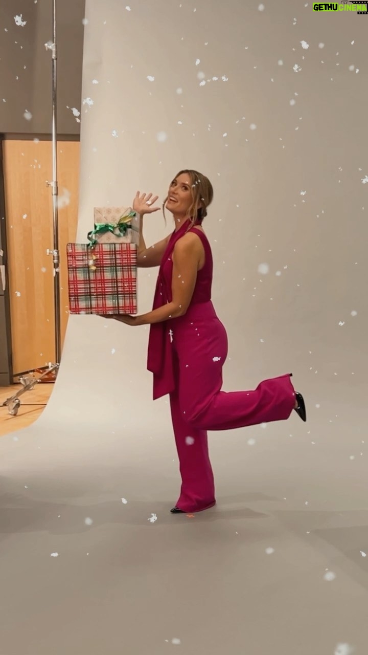 Spencer Grammer - 2.2K Likes - My movie #The12DaysOfChristmasEve premieres Saturday, November 26th at 8/7c! @itsawonderfullifetime @lifetimetv 🎄✨🎁
#itsawonderfullifetime